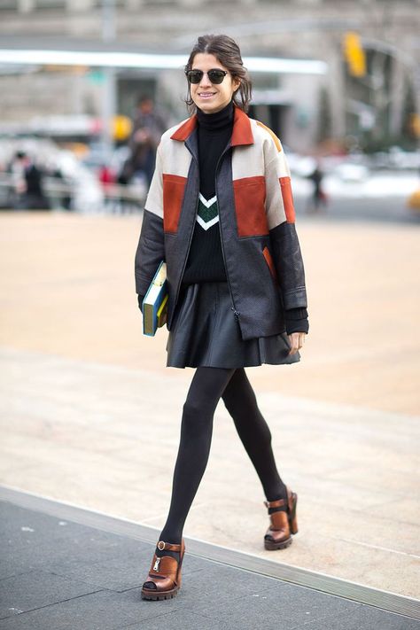 Bring an all-black outfit to life with a pop of retro design. Keep it autumnal with touches of warm shades. Leandra Medine Style, Leandra Medine, Walking Down The Street, Nyfw Street Style, Looks Street Style, Street Style Trends, Outfit Trends, Autumn Street Style, New York Street