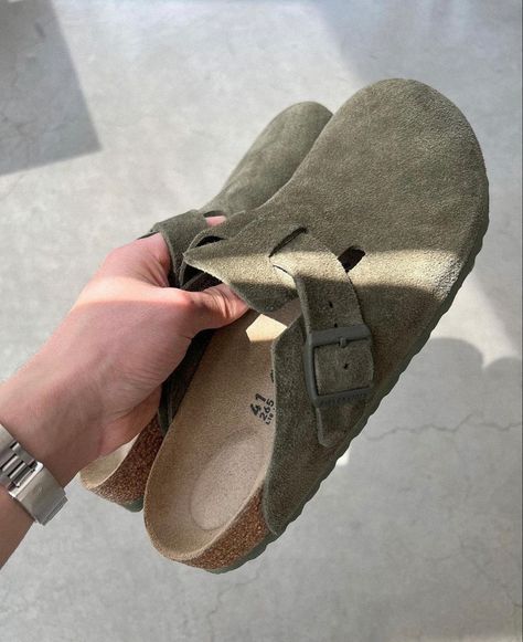 Berkinstock Outfit, Snicker Shoes, Teacher Shoes, Birkenstock Clogs, Men Birkenstock, Birkenstock Men, Pretty Shoes Sneakers, Shoe Wishlist, Cold Outfits