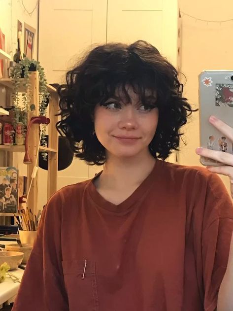 Tomboy Haircut, Poofy Hair, Short Grunge Hair, Curly Hair Photos, Hair Inspiration Short, Short Curly Haircuts, Haircuts For Curly Hair, Hair Stylies, Short Hair Haircuts