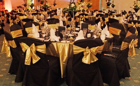 Black and gold table design Black And Gold Banquet, Black And Gold Venue Decorations, Black And Gold Gala Dinner Decor, Black And Gold Maskarade Table, Black Table Cloth Gold Sequin Runner, Black And Gold Table, Charro Theme, Gold Quince, Setting Table