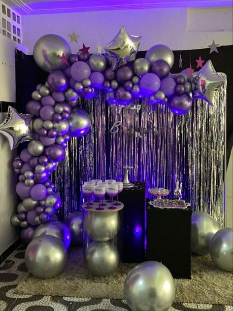 Deco Violet, Lila Party, 14th Birthday Party Ideas, Euphoria Party, 18th Birthday Party Themes, Purple Birthday Party, Sweet Sixteen Birthday Party Ideas, 18th Birthday Decorations, Glow Birthday Party