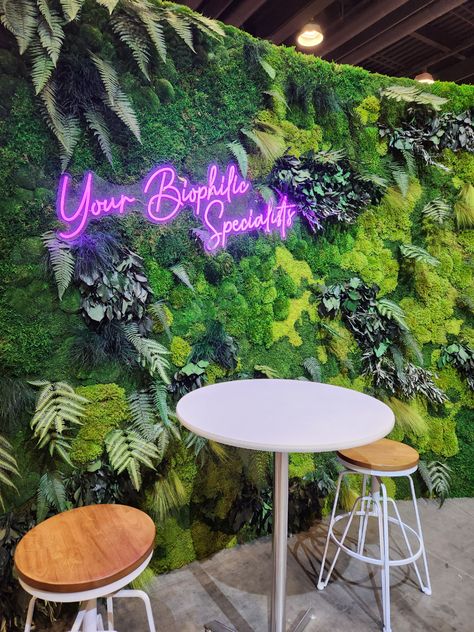 Moss Wall With Neon Sign, Leaf Wall With Neon Sign, Neon Sign Plant Wall, Moss Wall Neon Sign, Green Wall Neon Sign, Grass Wall Bedroom, Office Snug, Cocktail Garden, Moss Grass