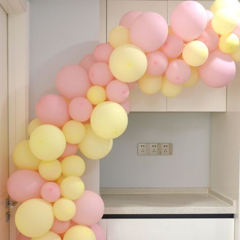 First Birthday Summer, Balloon Garland Birthday, Arch Balloon Garland, Yellow Party Decorations, Pink Birthday Theme, Yellow Birthday Parties, 21st Birthday Balloons, Pink Birthday Decorations, Arch Balloon