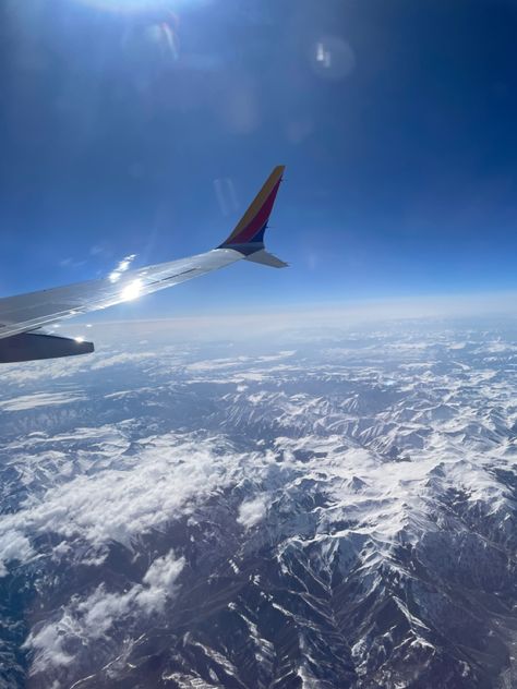 Looking out a plane window at snow-capped mountains with a blue sky in Colorado. Denver Colorado Snow, Denver Colorado Winter, Denver Colorado Aesthetic, Denver Aesthetic, Denver Snow, Colorado Aesthetic, Travel Plane, Aesthetic Snow, Snow Capped Mountains