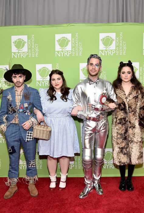 Celebrity Halloween Costumes 2019 | Pictures Easy Group Costumes, Group Halloween Costumes For Work, Scarlet Witch Halloween, Funny Group Costumes, Funny Group Halloween Costumes, Vintage Hollywood Fashion, Diy Group Halloween Costumes, Costumes For Work, Best Group Halloween Costumes