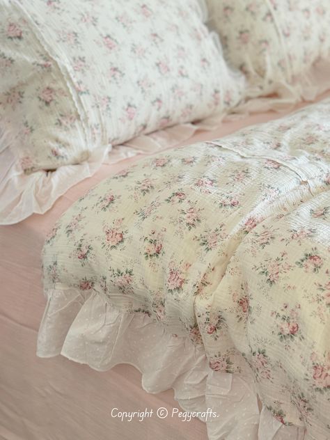 Collecting the ruffled, lace, girly floral-printed, and sweet pink color 4pcs bedding set, it feels like waking up as a princess in the cottagecore style. Double-layer gauze fabric is woven with two layers of cotton yarn, making it softer and more skin-friendly. Full  1*Duvet cover 79*90" (200*230cm) 1*Flat sheet 90*96" (230x245cm) 2*Standard Pillowcases 19*29" (48*74cm) US Queen 1*Duvet cover 86*94"（220*240cm） 1*Flat sheet 96*106"(245*270cm) 2*Standard Pillowcases 19*29"(48*74cm) * Wash in cold water with mild detergent on a gentle cycle, No bleach, low-temperature tumble dry or air dry for best results. * Natural cotton material that becomes softer with every wash.  * Kindly be aware that product colors may slightly differ due to lighting or monitor settings. * We source beautiful fabric Flower Comforter Aesthetic, Cottagecore Bed Sheets, Cottagecore Sheets, Coquette Sheets, Vintage Floral Bedding, Frilly Bedding, Cottage Core Bedding, Cottagecore Bed, Pretty Bedsheets