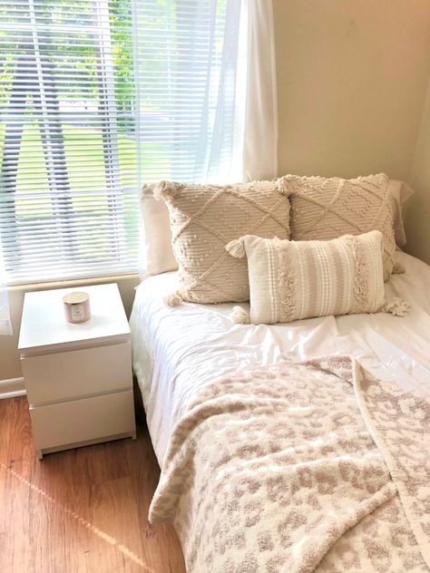 Dorm Room Ideas White, White Dorm Room Ideas, Cream Bedroom Walls, Cheetah Print Blanket, Room Ideas White, Beige And White Bedroom Ideas, Tan Bedroom Ideas, White Comforter Bedroom, White And Beige Bedroom