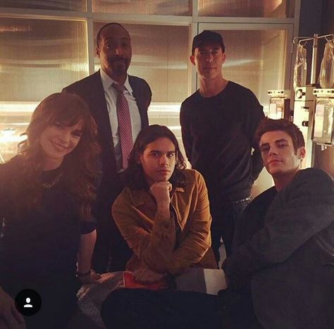 Team Flash - The Flash CW season 2 team The Flash Cast, Flashy Flash, Cisco Ramon, Tom Cavanagh, Team Flash, Flash Funny, Flash Barry Allen, The Flash Grant Gustin, The Flash Season