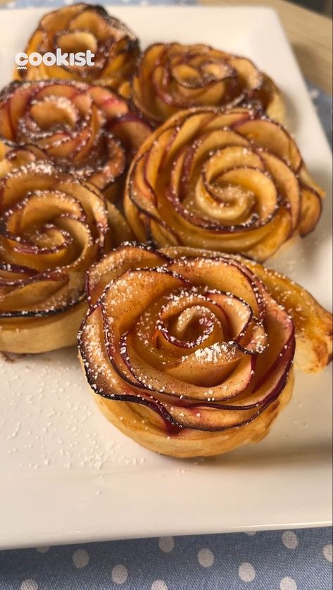 Easy Puff Pastry Recipe, Lemon Jam, Cookist Wow, Apple Puff Pastry, Easy Puff Pastry, Bite Size Desserts, Apple Roses, Puff Pastry Recipes, Apricot Jam