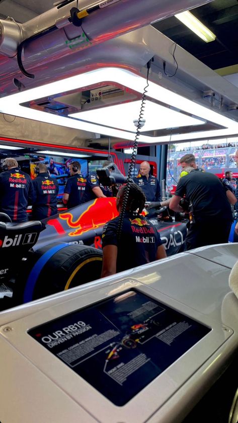 Redbull F1 Paddock, Formula 1 Race Aesthetic, Formula 1 Mechanic, F1 Race Engineer, Motorsport Engineering Aesthetic, Formula 1 Engineering, F1 Engineering Aesthetic, F1 Race Engineer Aesthetic, Formula 1 Engineer Aesthetic