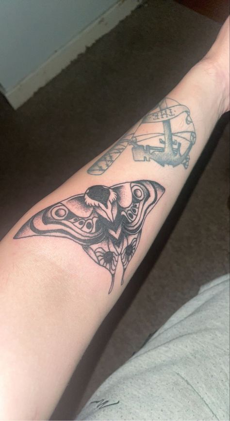 Ellies Tattoo Moth, Ellie’s Moth Tattoo, Clicker Tattoo The Last Of Us, Ellie Moth Tattoo, The Last Of Us Butterfly, Joel Miller Tattoo Ideas, Ellie Switchblade Tattoo, Tlou Moth Tattoo, The Last Of Us Moth Tattoo