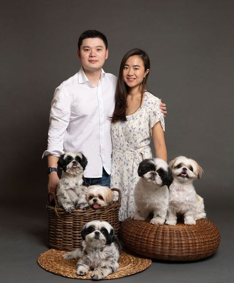 Dog With Couple, Pet Photoshoot, Dog Family Portraits, Dog Photography Poses, Beast Friends, Animal Photoshoot, Dog Photoshoot, Me And My Dog, Wedding Pets