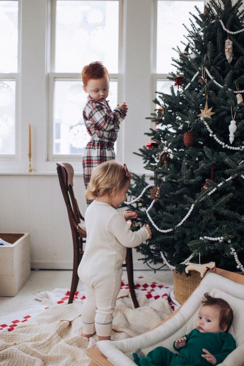 Cozy Indoor Christmas Photos, Christmas Blanket Photoshoot, Christmas With Kids Aesthetic, Nyla Aesthetic, Christmas Family Aesthetic, Cozy Christmas Photoshoot, Christmas Lifestyle Photography, Indoor Christmas Photos, Christmas Moodboard