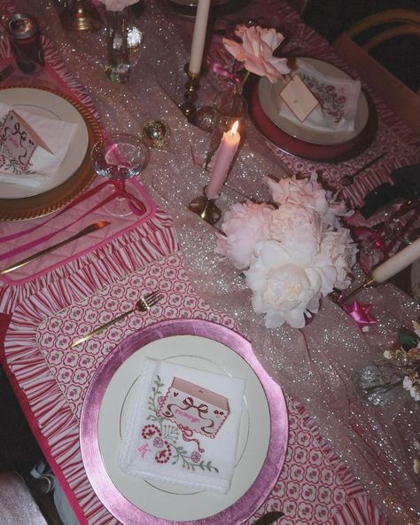 KATHRYN ZAHORAK | girly pop kind of a holiday ❄️💗 @maudeandmay | Instagram Girly Dinner Party, Aesthetic Table Setting, Pink Christmas Table Setting, Glam Christmas Party, Candle Table Setting, Pink Christmas Table, Valentine Dinner Party, Aesthetic Table, New Year Countdown