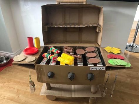 Cardboard Box Restaurant, Cardboard Play Food, Cardboard Box Crafts Food, Cardboard Pretend Play, Cardboard Food Crafts, Bbq Crafts For Kids, Cardboard Food Stand, Things To Make With Cardboard Boxes, Cardboard Restaurant