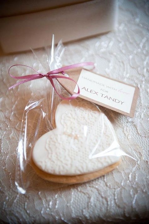 Biscuit Wedding Favours, Wedding Biscuits, Cheap Party Favors, Wedding Favors Packaging, Cookie Wedding Favors, Creative Wedding Favors, Inexpensive Wedding Favors, Party Favors Wedding, Cheap Party