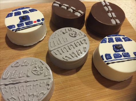 Star Wars chocolate covered Oreos! Star Wars Chocolate Covered Oreos, Star Wars Rice Krispies Treats, Star Wars Chocolate, Yoda Party, Star Wars Baby Shower, Strawberry Treats, Star Wars Food, Covered Strawberry, Star Wars Cake