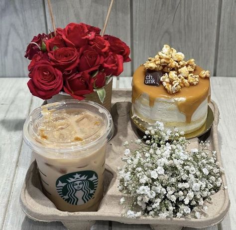 Unique Flower Gifts, Starbucks Bouquet, Starbucks Flower Arrangement, Dessert Bouquet, Gift Box Aesthetic, Coffee Bouquet, Creative Floral Arrangements, Coffee And Flowers, Greek Pasta Salad Recipe