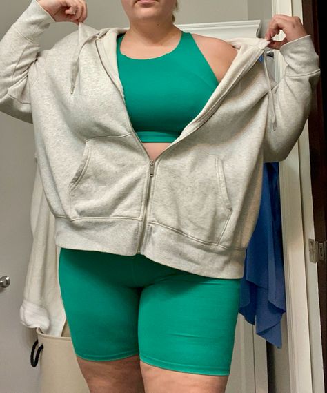 A plus sized, size 16/18 body is wearing a matching Kelly green bike short and sports bra set under an oversized light grey hoodie Athletic Outfits Plus Size, Gym Clothes Plus Size, Plus Size Casual Summer Outfits, Summer Outfit Plus Size, Plus Size Gym Outfits, Plus Size Athleisure Outfits, Aesthetic Outfits Plus Size, Athleisure Outfits Summer, Outfit Gym