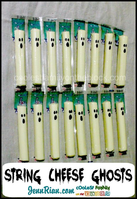 Easy Healthy Halloween Snacks!  String Cheese Ghosts!  Cheesestick Ghosts! Ghost String Cheese, Class Halloween Treats Goody Bags, Kindergarten Halloween Party, Halloween Food Snacks, Childrens Halloween Party, Classroom Snacks, Kindergarten Halloween, Halloween Finger Foods, Halloween Favor Bag