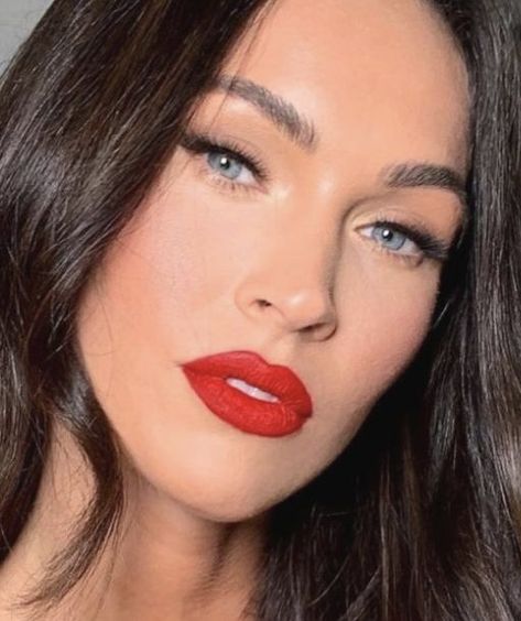 Salon Blowout At Home, Red Lips Tutorial, Makeup Looks Ideas, Blowout At Home, Red Lipstick Makeup Looks, Salon Blowout, Hair Blowout, Red Lips Makeup Look, Red Lipstick Makeup