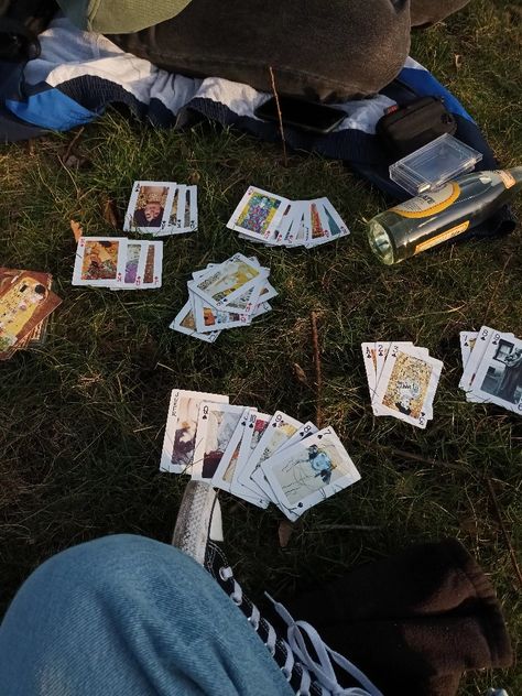 playing cards summer aesthetic friends Summer Phone Aesthetic Ideas, Summer Adventure Aesthetic, Nostalgic Summer Aesthetic, Playing Aesthetic, Playing Cards Aesthetic, Friends Playing Cards, Summer Aesthetic Friends, Slasher Summer, Summer Bingo