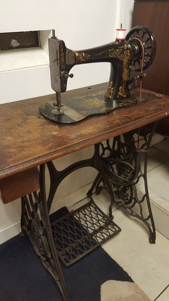 1892 Singer Sewing Machine With Coffin Lid | Collectors Weekly Old Singer Sewing Machine Ideas, Old Sewing Machine, Sewing Machine Repair, Treadle Sewing Machines, Antique Sewing Table, Old Sewing Machines, Vintage Sewing Machines, Old Singers, Singer Sewing Machine