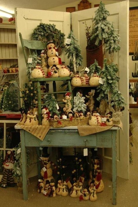 Country Christmas Wreaths, Swiss Country, Christmas Store Displays, Christmas Shop Displays, Vintage Booth Display, Christmas Booth, Craft Booth Display, Christmas Wreaths Ideas, Craft Fairs Booth