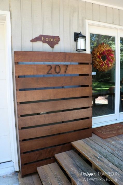 Block a utility panel from view with a pallet-ish cover that won't get you in hot water with your utility company. Hide Electrical Panel, Breaker Box Cover, Utility Covers, Electrical Box Cover, Guest Bedroom Design, Electric Box, Outdoor Diy Projects, Diy Box, Covered Boxes