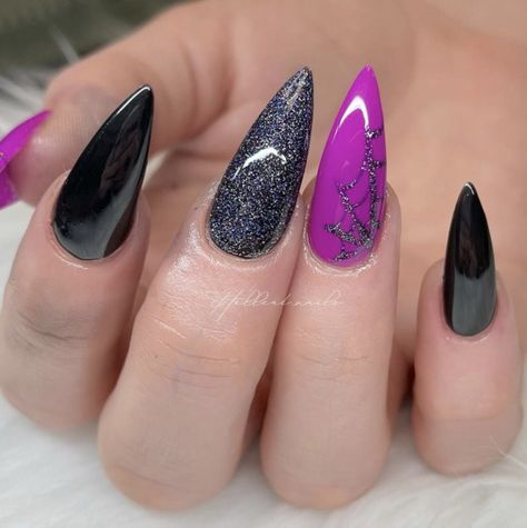 Celebrate spooky season with these bewitching Halloween nail designs featuring bats, snakes, and other haunting nail art ideas. #nails #halloween #halloweennails Spooky Nails, Orange Nail Designs, Black Coffin Nails, Gothic Nails, Drip Nails, Halloween Nail Designs, Halloween Nail, Halloween Nail Art, Nail Shapes