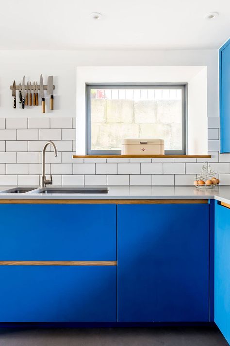 Electric Blue Kitchen by Bath Bespoke - The Kitchen Think Smart Kitchen Technology, Blue Kitchen Interior, Blue Kitchen Ideas, Blue Kitchen Walls, Industrial Chic Design, Decor Salon, Quartz Kitchen Countertops, Kitchen Walls, Kitchen Redesign