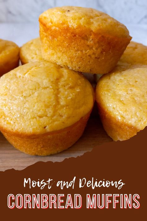 Cornbread muffins on a board Amish Cornbread, Sweet Cornbread Muffins, Cornbread Muffins Recipe, Best Cornbread Recipe, Cornmeal Muffins, Cornbread Recipe Sweet, Delicious Cornbread, Pudding Chia, Cornbread Easy