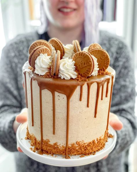 Best Vegan Biscoff Drip Cake! | The Berry Baker Biscoff Drip Cake, Biscoff Birthday Cake, Biscotti Cake, Thanksgiving Desserts Cake, Vegan Journey, Biscoff Cake, Fun Thanksgiving Desserts, Biscoff Cookie Butter, Dessert Cakes