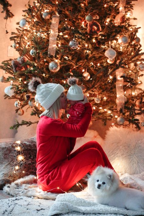 Matching Family Christmas Pajamas Photo, Baby Christmas Pictures At Home, Christmas Photoshoot For Infants, Mom And Newborn Christmas Pictures, Holiday Infant Photos, Newborn On Christmas, Mom And Baby Christmas Tree Photo, Family Christmas Pictures With Infant, Mom Dad Baby Christmas Pictures