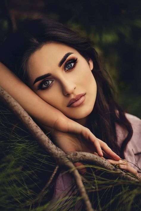 Woman Photoshoot Poses, Female Portrait Photography, Outdoor Portrait Photography, Prom Picture Poses, Prom Photoshoot, Dreamy Photography, Portrait Photography Women, Close Up Photography, Outdoor Portraits