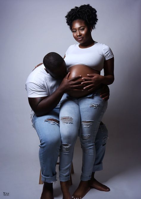 pintrest//babylaaa Jean And White Maternity Shoot, Denim Maternity Shoot Pregnancy Photos, Maternity Shoot Outfit, Maternity Picture Outfits, Maternity Studio Photoshoot, Maternity Photography Family, Studio Maternity Photos, Maternity Photography Poses Couple, Pregnancy Photos Couples