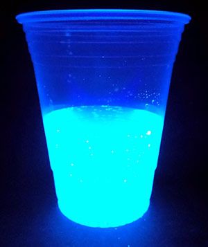 Explore glow-in-the dark water ....tonic water glowing under ultraviolet black light. Light Experiments, Stem Club, Glow Water, Home Science, Water Experiments, Kitchen Science, Glow Tonic, Stem Activity, Science Activity