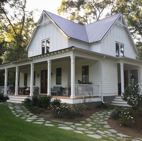 check out these 5 farmhouse instagram accounts that will leave you drooling! photo: @farmhouseforfour instagram Farmhouse Exterior Design, Interior Design Minimalist, Small Bedrooms, Farmhouse Landscaping, Farmhouse Front Porches, Casas Coloniales, Casa Vintage, Casa Exterior, Modern Farmhouse Exterior