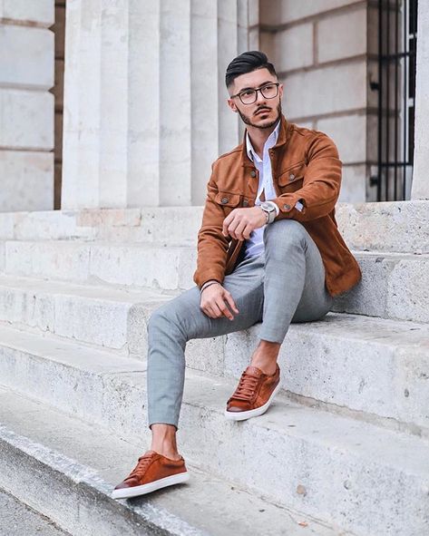 Stylingtipps Fashion | Okan on Instagram: “[Ad/Anzeige] Autumn is almost knocking on our door and with this outfit you‘ll adapt yourself well to the turn of the year 🍂💯 I really love…” Gentleman Lifestyle, Sneakers Outfit Men, Trainers Outfit, Mens Smart Casual Outfits, Casual Shoes Outfit, Men With Street Style, Brown Outfit, Brown Shoes, White Long Sleeve Shirt