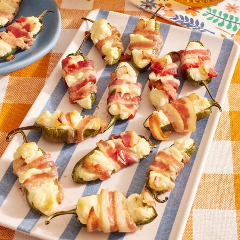 bacon wrapped jalapeno thingies Tailgate Appetizers, Stuffed Jalapeno, Bacon Wrapped Jalapeno Poppers, Bacon Wrapped Jalapenos, Fall Appetizers, Jalapeno Peppers, Balloon Painting, Easy Appetizers, Party Finger Foods