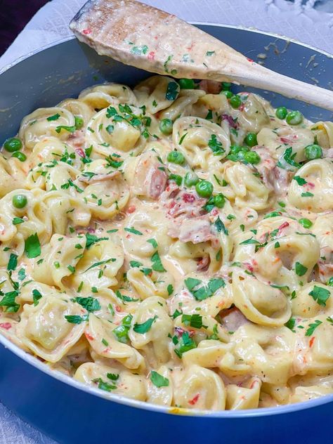 A cheesy, creamy, and comforting pasta dish with tender cheese tortellini, salty prosciutto, peas and smoky roasted red peppers. It comes together in just 20 minutes! Tortellini With Ham And Peas, Prosciutto Tortellini, Creamy Tortellini, Tortellini Recipes, Easy Pasta Dishes, Cheese Tortellini, Pasta Dish, Potato Dishes, Noodle Dishes