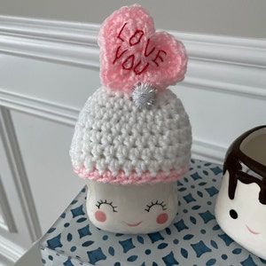 Crochet Marshmallow, Marshmallow Crafts, Marshmallow Mugs, Mug Display, Valentines Ideas, Crochet Pumpkin, Heart Candy, Crochet Art, Marshmallows