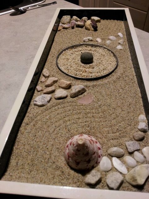 My mini Zen garden made with sand and objects personally found by me. Japanese Sand Garden, Jardin Zen Miniature, Sand Zen Garden, Mini Jardin Zen, Zen Garden Backyard, Indoor Zen Garden, Zen Sand Garden, Sand Garden, Miniature Zen Garden