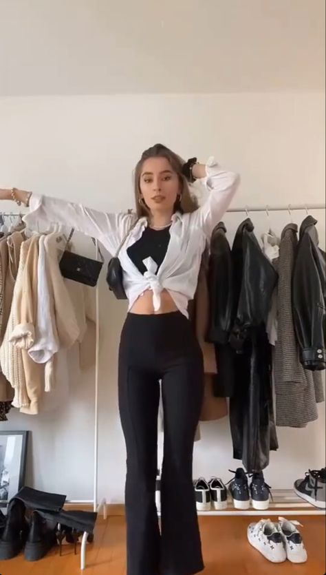 Outfits Black Flared Pants, Black Flared Pants Outfit Summer, Outfit Inspo Black Flared Pants, White Flare Pants Outfit Casual, Black And White Flare Pants Outfit, Black Flares Outfit Summer, Zara Flared Pants, Black Flairs Outfit, Flare Black Trousers Outfit