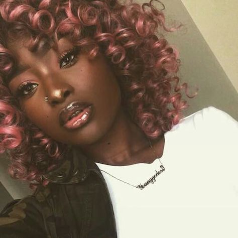 Dark skin pink hair Hair Color For Dark Skin Tone, Hair Color For Dark Skin, Skin Tone Hair Color, Gold Hair Colors, Hair Color Rose Gold, Colors For Dark Skin, Hair Color Pink, Rose Gold Hair, New Hair Colors