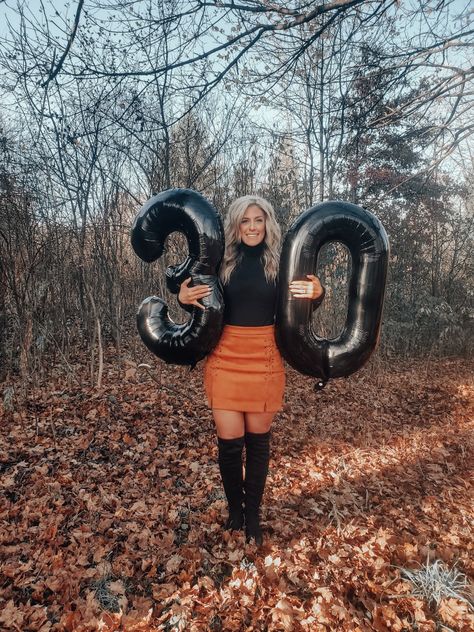 Women Birthday Photoshoot Ideas Outdoors, 30th Birthday Photoshoot Winter, October Birthday Photoshoot Ideas, Birthday Fall Photoshoot, 30th Birthday Outfits For Women, Fall Birthday Photoshoot Ideas, Fall Birthday Photoshoot, Winter Birthday Photoshoot Women, 30th Bday Photoshoot