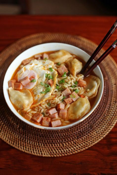 Breakfast Ramen Spam Recipes Dinners, Breakfast Ramen, Spicy Breakfast, Spam Recipes, Ramen Noodle Recipes, Canned Meat, Spicy Soup, Hot And Spicy, Ramen Recipes