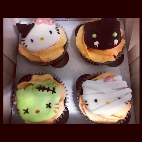 Kitty Cupcakes, Halloween Breakfast, Hello Kitty Cupcakes, Halloween Baking, Cute Baking, Hello Kitty Halloween, Halloween Aesthetic, Halloween Cupcakes, Cute Desserts