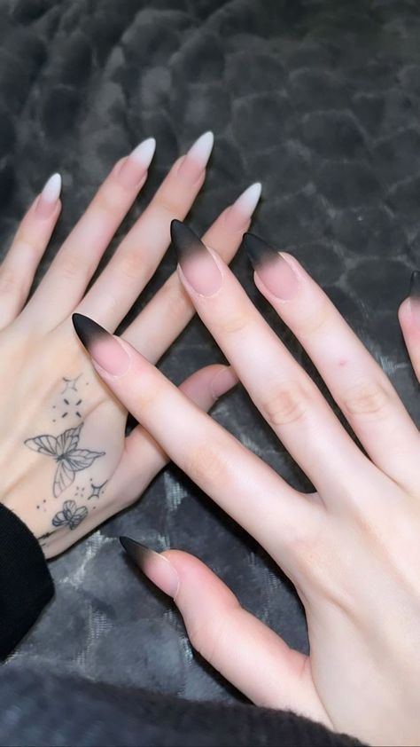 Aesthetic Black Nail Designs, Goth Nails Gel, Ombre Black And White Nails, White To Black Nails, Baby Boomer Nero, Nails One Hand Black One Hand White, Y2k Aesthetic Nails Black, Black To White Nails, Goth Nails Aesthetic