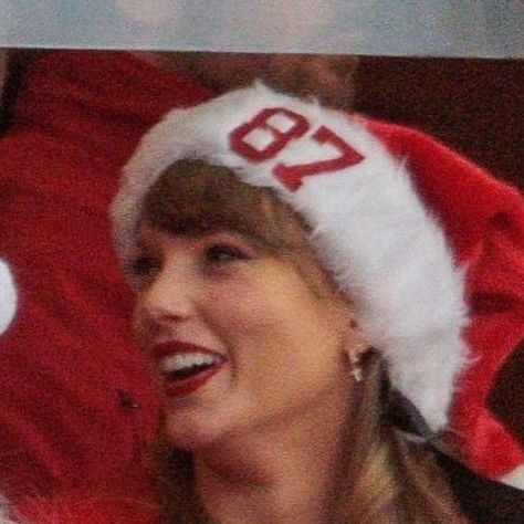 Taylor Swift Updates on Instagram Travis Taylor, Taylor Swift Fotos, Taylor Swift Christmas, Crazy Lady, Chiefs Game, Blonde Cat, Estilo Taylor Swift, Travis Kelce, Red Taylor